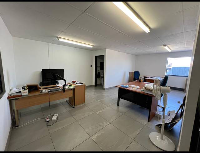 252M² WAREHOUSE TO LET IN LASER PARK